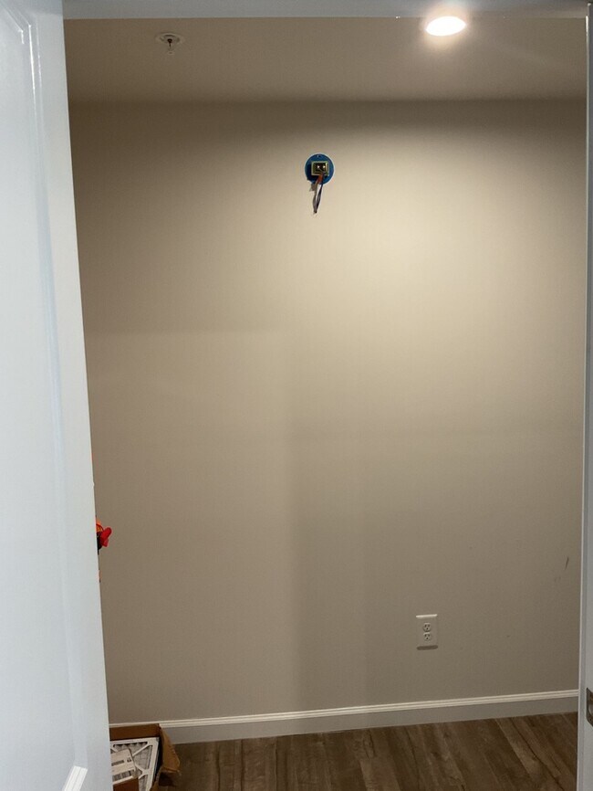 Building Photo - 3 bed, 2.5 bath end unit townhome!