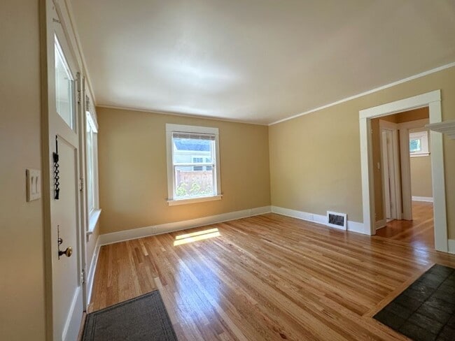 Building Photo - Gorgeous mature home with loads of charm o...