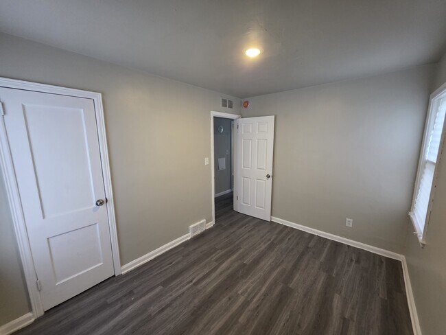 Building Photo - 9252 Minock St