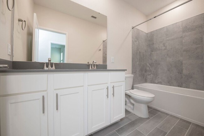 Building Photo - TOWNHOUSE 3 Bedrooms 2.5 Baths