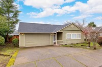 Building Photo - 4 Bedroom Home in Silverton