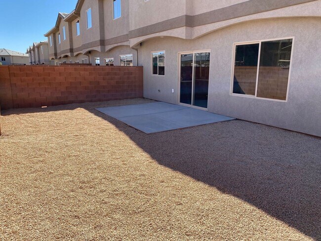 Building Photo - Newer- Red Mountain Vista Town Home