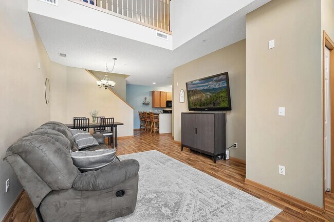 Building Photo - Quiet 2 bedroom with study area.