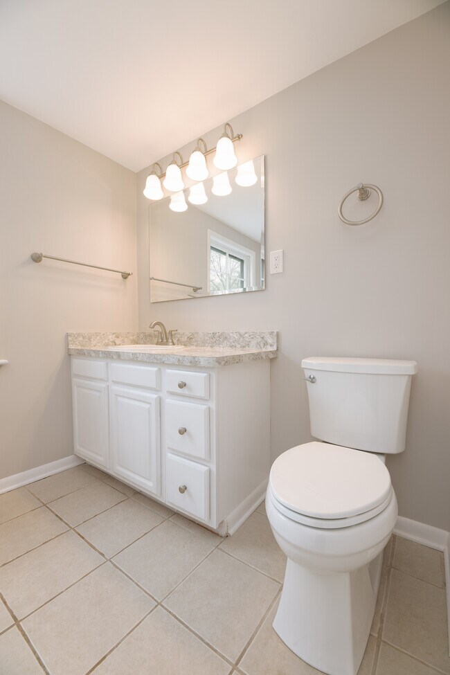 Middle Bath Upstairs - 15472 Brewster Rd