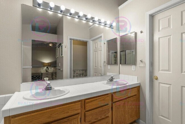 Building Photo - 3059 Creekwood Dr
