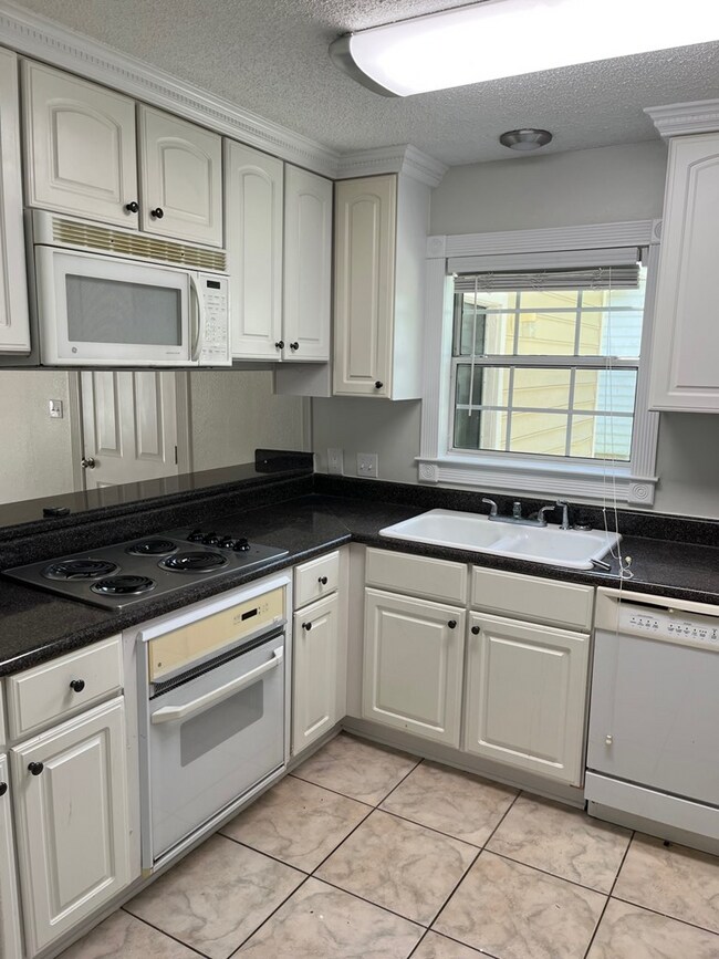 Building Photo - 137 Cove Landing Dr