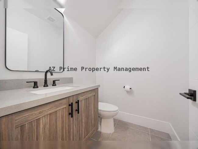 Building Photo - 142 E Hearne Way