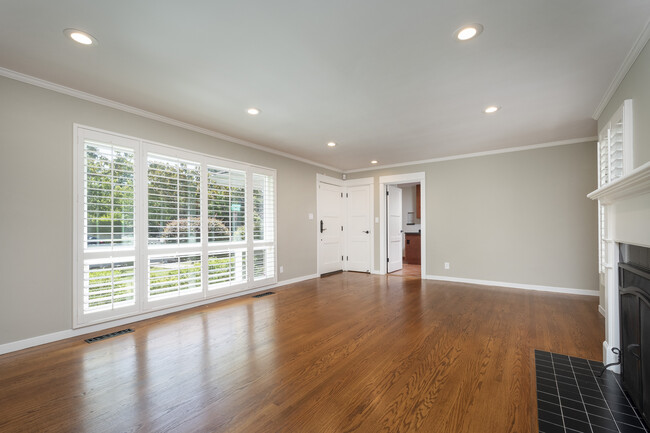 Building Photo - 403 Laurel Ave