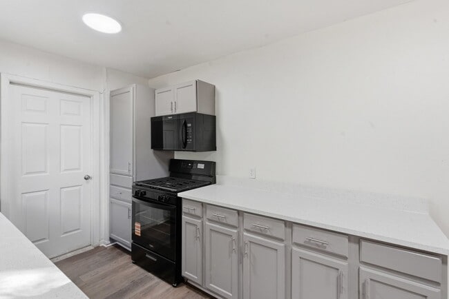 Building Photo - Amazing in Arlington