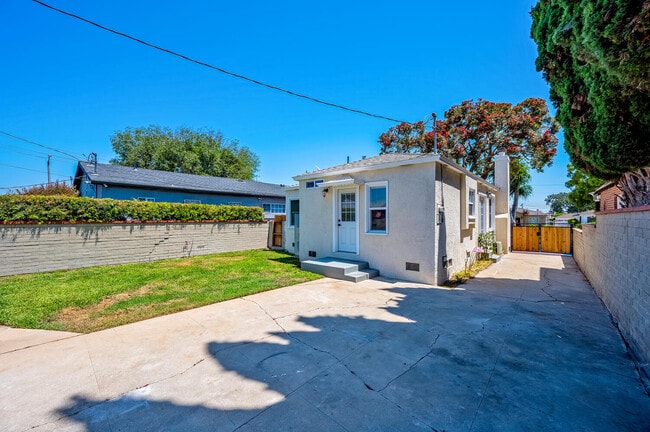 Building Photo - 8807 Cimarron St