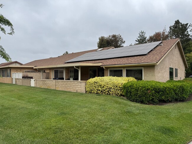 Building Photo - Beautifully updated La Jolla model in Leis...