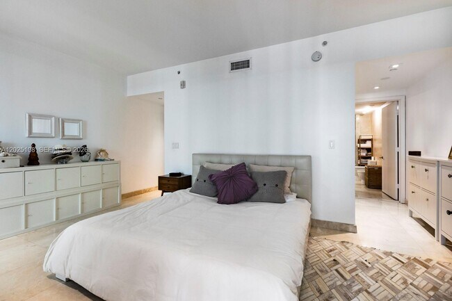 Building Photo - 6000 Collins Ave