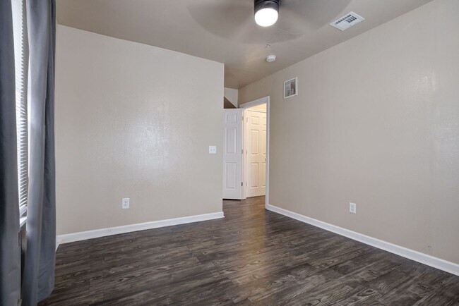 Building Photo - Bright & Stylish 2-Bedroom Close to the Plaza District