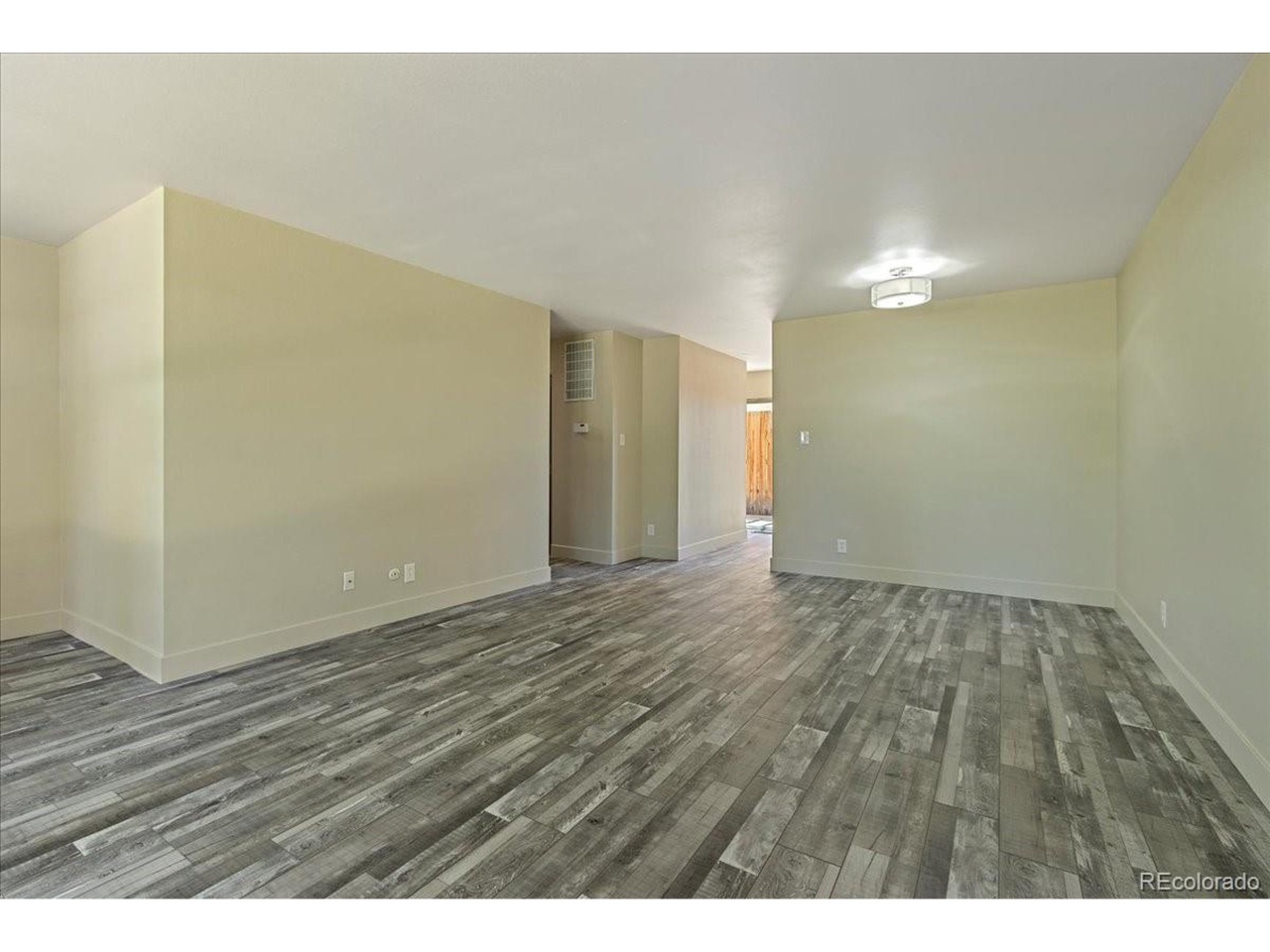 Building Photo - 6495 E Happy Canyon Rd
