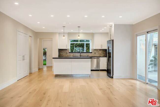Building Photo - 12512 Hatteras St