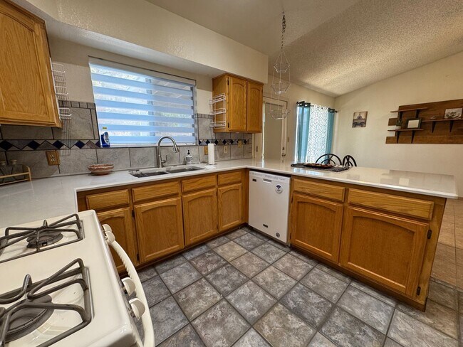 Building Photo - 3BR/2BA/2CG, 1855 sq.ft. rental in Sierra ...