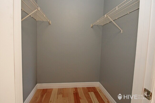 Building Photo - Bright and Spacious Home with a Fantastic ...