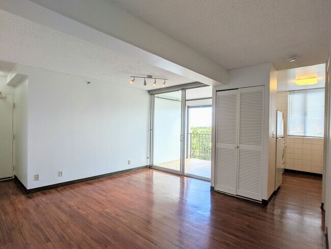 Building Photo - Golf Course, DH View 2 BR / 2 Bath w/2 Assigned Parking @ Fairway House