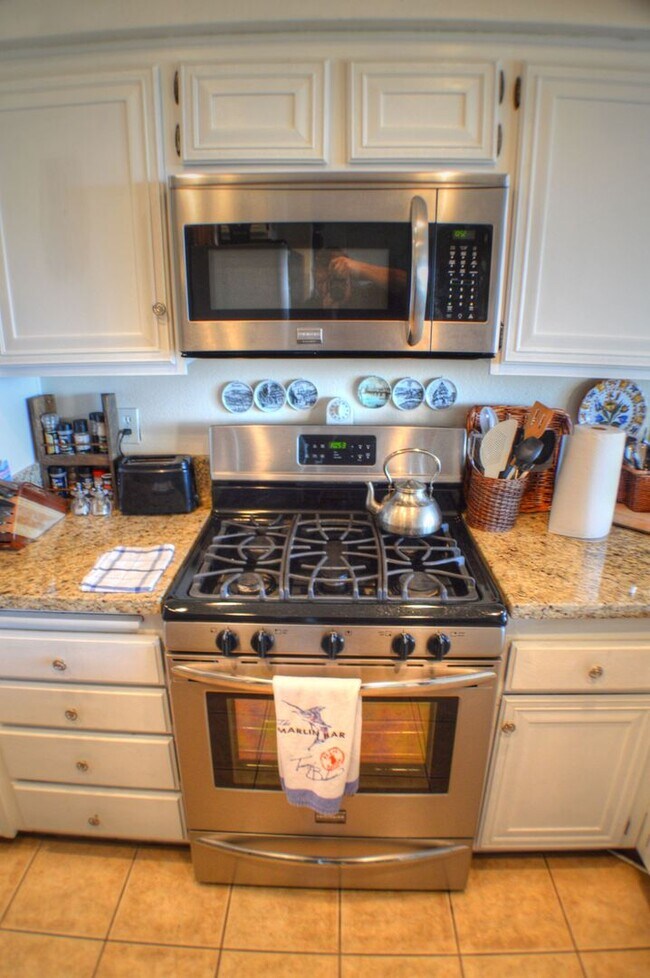 Building Photo - Panoramic ocean view from this 2 bedroom condo up on the hills of San Clemente