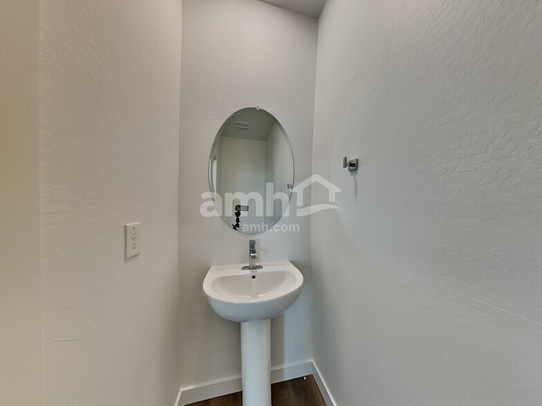 Building Photo - 18492 W Cottontail Ln