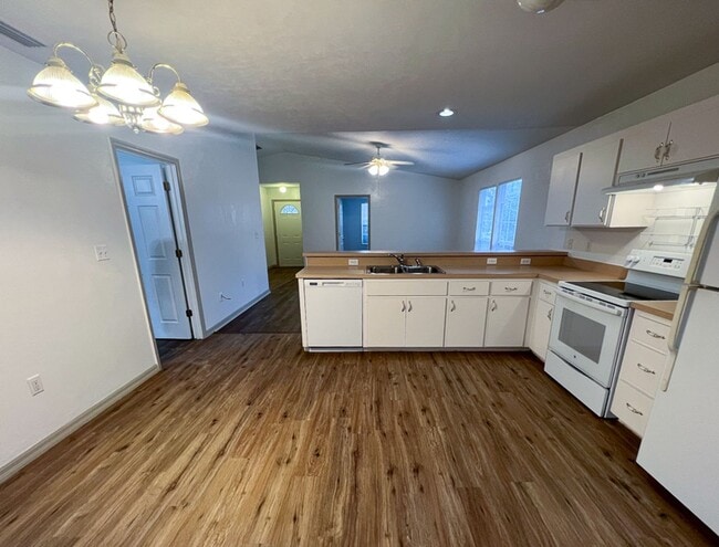 Building Photo - 3BR/2BA Home in Gated Turkey Creek!