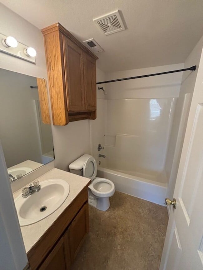 Building Photo - 4 Bed 2.5 Bath in Hillsboro