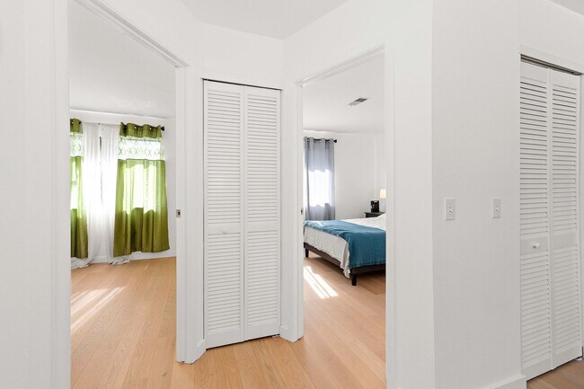 Building Photo - Spacious 2 Bed, 2 Bath Condo Near Downtown...