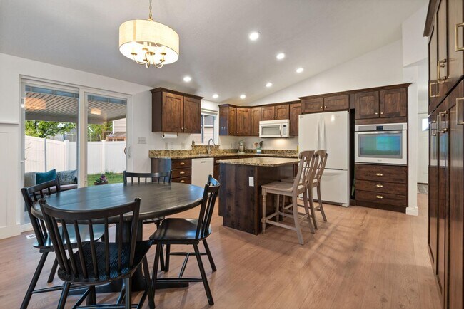 Building Photo - 2521 Apricot Pl