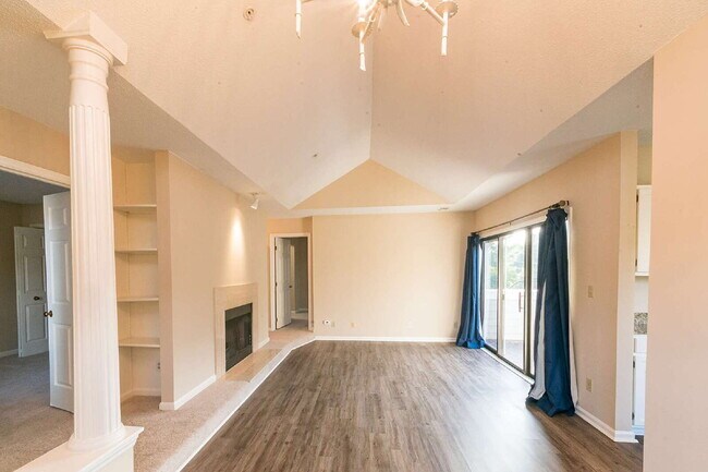 Building Photo - Chic & Cozy Condo in the heart of Raleigh!