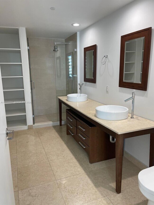 Building Photo - 475 Brickell Ave