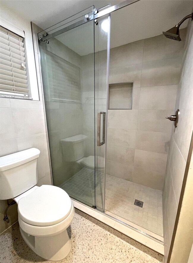 Building Photo - 9411 Evergreen Pl