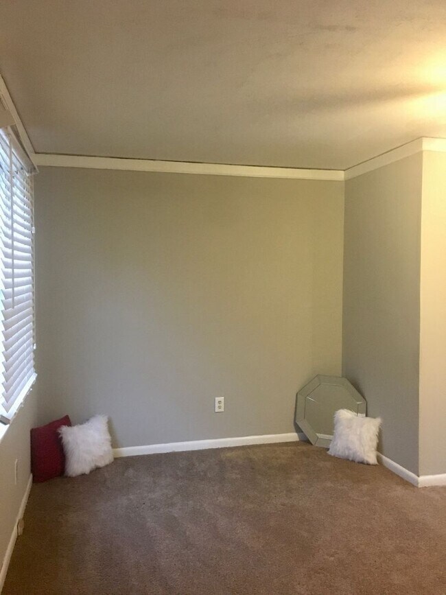 Building Photo - LARGE 3 bedroom + flex room,  2 bath home!!!