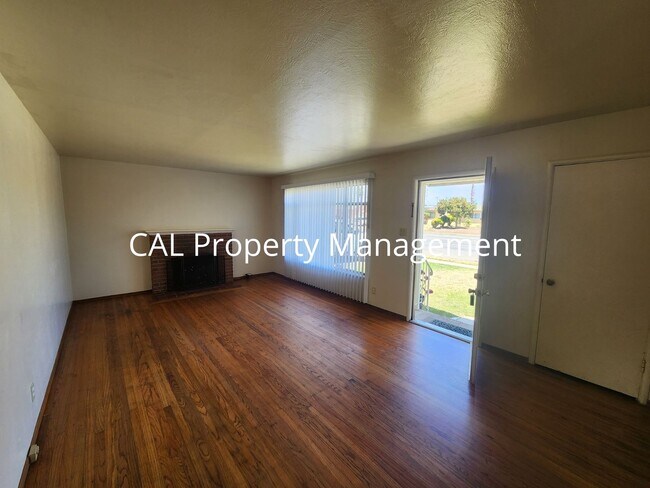 Building Photo - 430 E Laurel Dr
