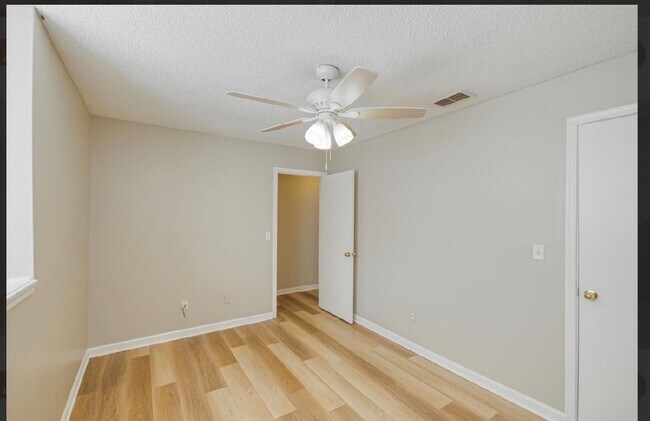 Building Photo - Fully renovated 3 BR/ 2 BA townhome off of Capital Park Circle