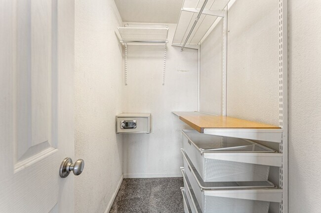 Building Photo - Lovely Townhome with A Garage and Central AC!