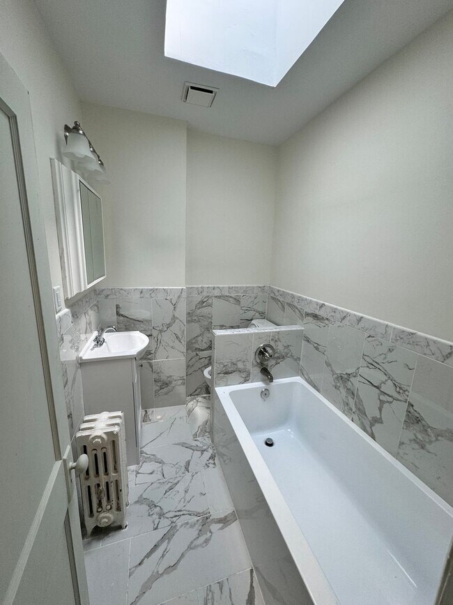 Building Photo - Rowhome for rent in Baltimore!