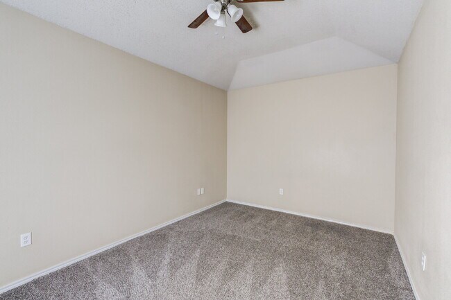 Building Photo - 3/2/2 plus a large basement on a Cul-de-Sac!