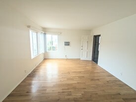 Building Photo - 327 N Mariposa Ave