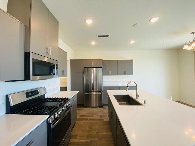 Building Photo - $2,395 Alluvial & Fowler, 3 Bedroom Home -...