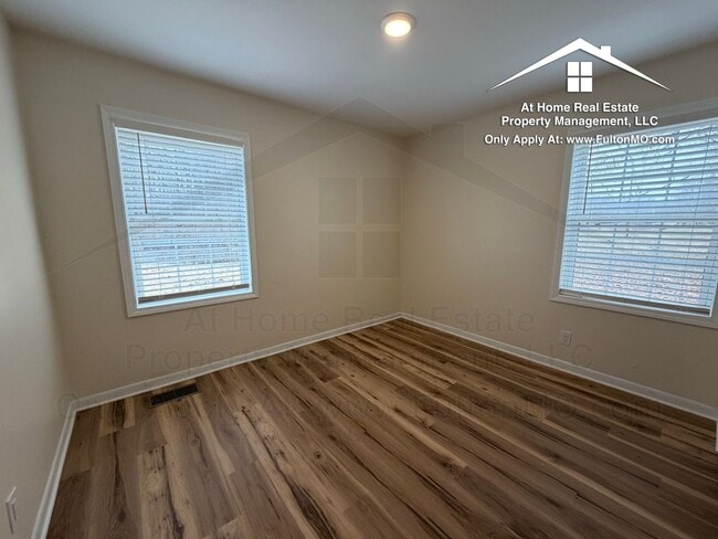 Building Photo - 703 W 7th St