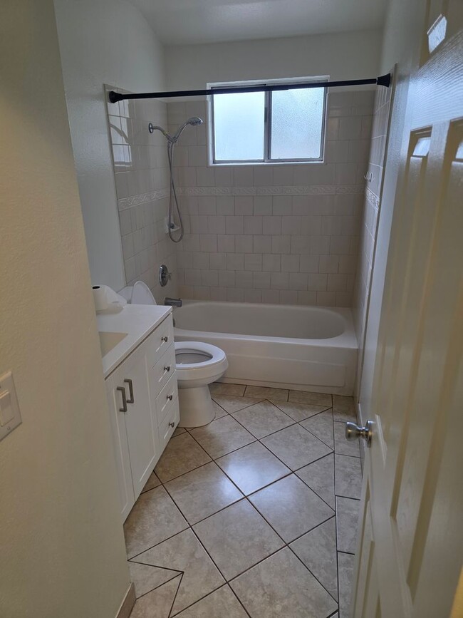 Building Photo - Spacious one level Penthouse