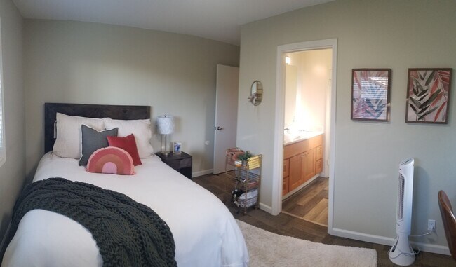 Building Photo - Immaculate 5 Bedroom 3 bath home with beautiful hill views!