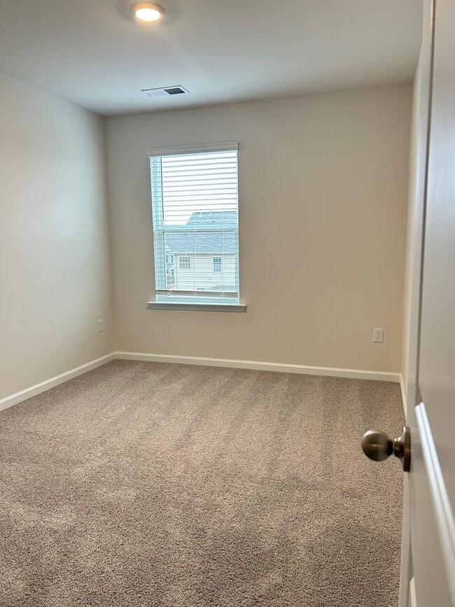 Building Photo - 810 Embark Cir