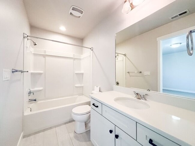 Building Photo - Stunning and Spacious 3BR 3BA Townhouse w/ Quartz Kitchen + Garage Parking + Modern Finishes in E...