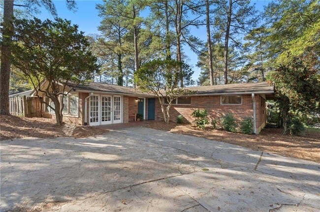 Building Photo - 2451 Warwick Cir NE