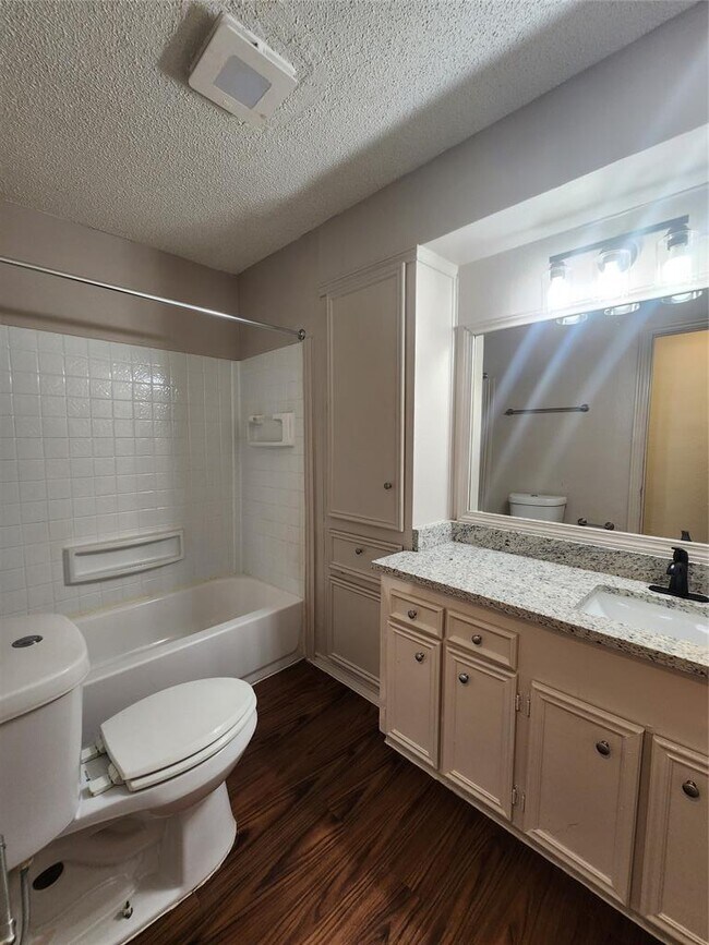 Building Photo - 2900 Lovell Dr