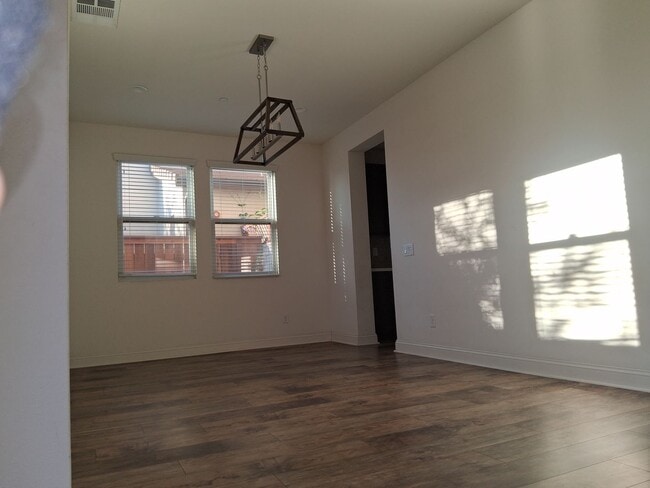 Building Photo - East end Ventura  5 Bed 5 Bath