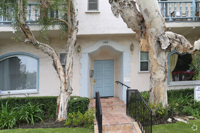 Building Photo - 241 S Doheny Dr