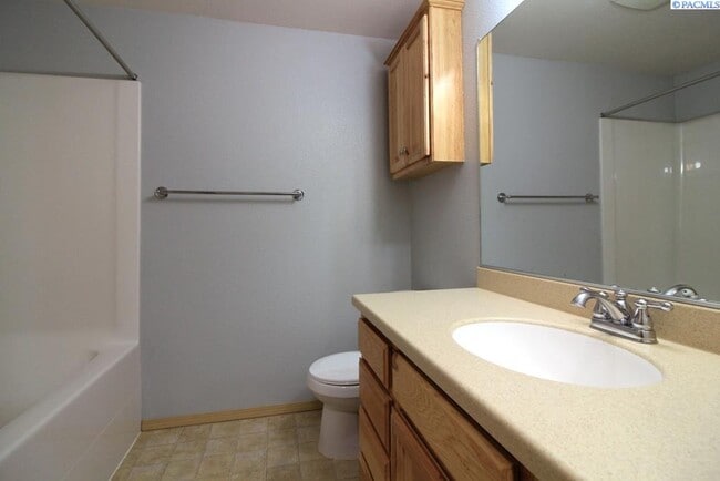 Building Photo - 3 bed, 2 bath Rambler w/ an Office in West...