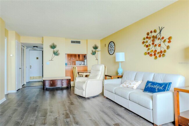 Building Photo - 2620 Cove Cay Dr